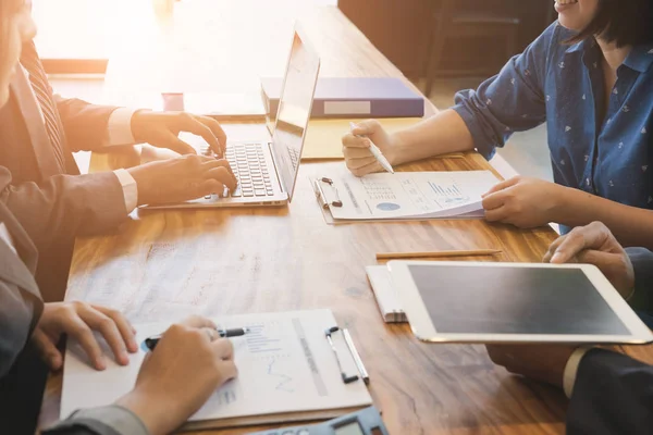 genç iş adamları ve girişimci bir toplantısı t çevresinde