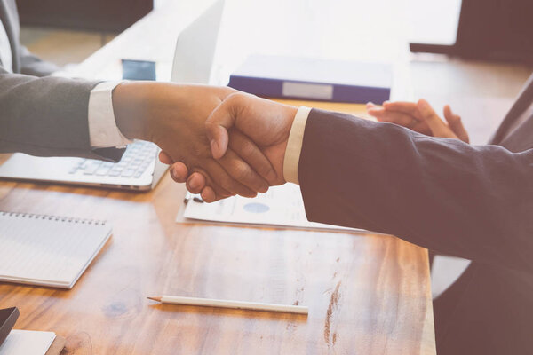 Деловые люди пожимают друг другу руки после окончания встречи. Два
 