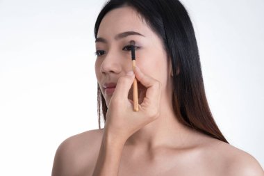 Kahverengi renk göz farı uygulamak makyöz modelinin üzerinde makyaj