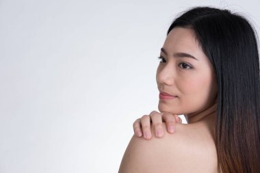 Doğal makyaj ile gülümseyen genç bir kadın portresi. durağındayım