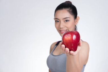 Asyalı sağlıklı atletik sportif kız ile eğitimden sonra kırmızı elma