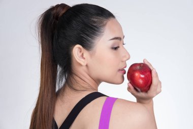 Asyalı sağlıklı atletik sportif kız ile eğitimden sonra kırmızı elma