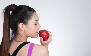 Asyalı sağlıklı atletik sportif kız ile eğitimden sonra kırmızı elma
