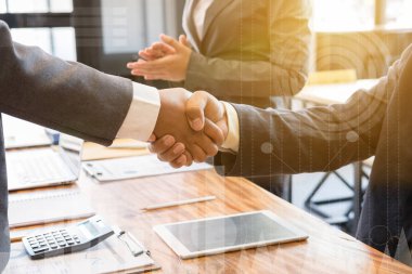 Toplantı bittikten sonra el sıkışan iş adamları. İki 