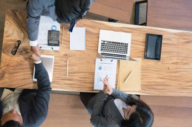 Toplantı bittikten sonra el sıkışan iş adamları. İki 