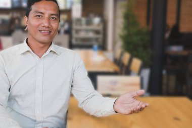 Onun Cafe kahve dükkanında oturmuş başarılı küçük işletme sahibi.