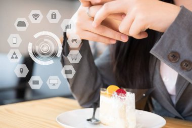 Mobil telefon mesaj mesaj sosyal tutan kadın wh ağ