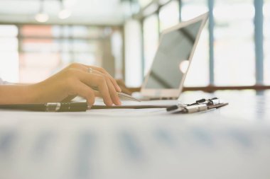 dizüstü bilgisayar kullanan işyerinde iş kadını. genç kadın e