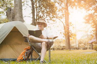 sandalye ve okuma kitabı önünde oturan genç adam turizm 