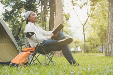 sandalye ve okuma kitabı önünde oturan genç adam turizm 