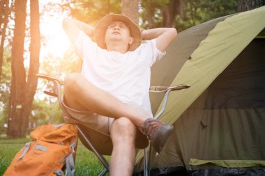 dinlenme ve önünde rahatlatıcı sandalyede oturan genç adam turizm
