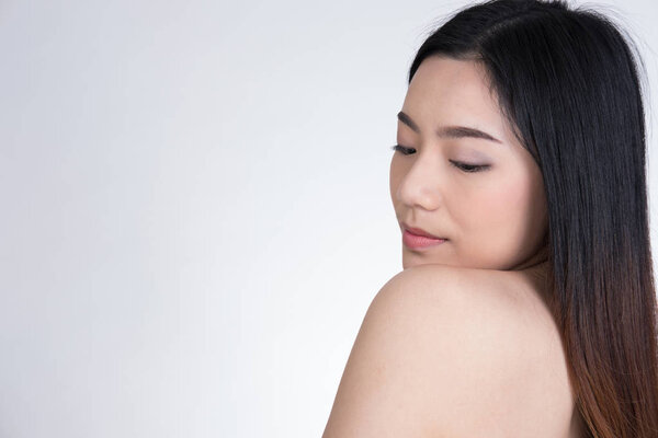 Портрет улыбающейся молодой женщины с натуральным макияжем. Мбаппе
