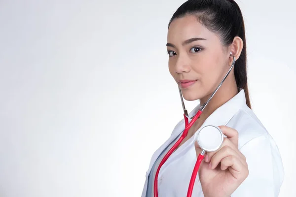 Medico donna mostrando stetoscopio per il check-up su backgro bianco — Foto Stock