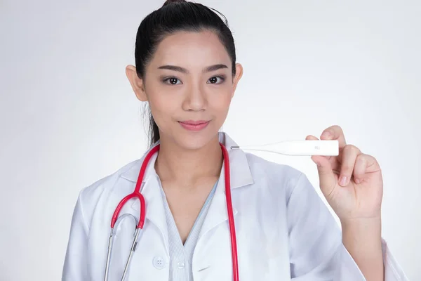 Fiducioso medico femminile sorridente con termometro elettronico del corpo — Foto Stock