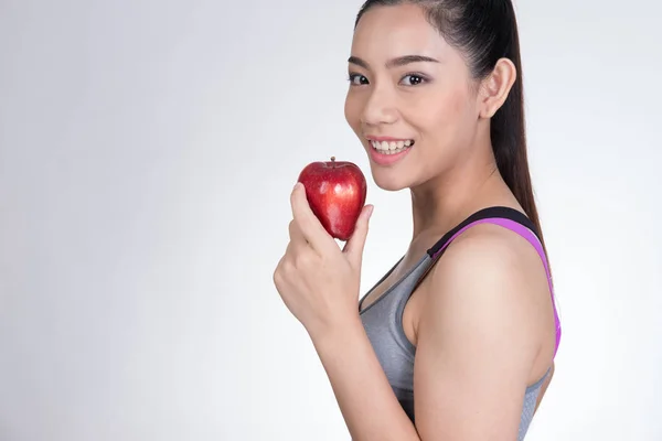 Asiatique sain sportif fille sportive avec pomme rouge après la formation — Photo