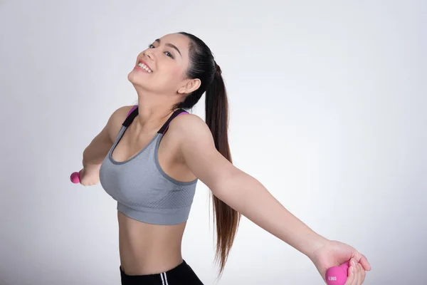 Jovem asiático esportivo mulher formação com haltere. Bonito atleta. — Fotografia de Stock