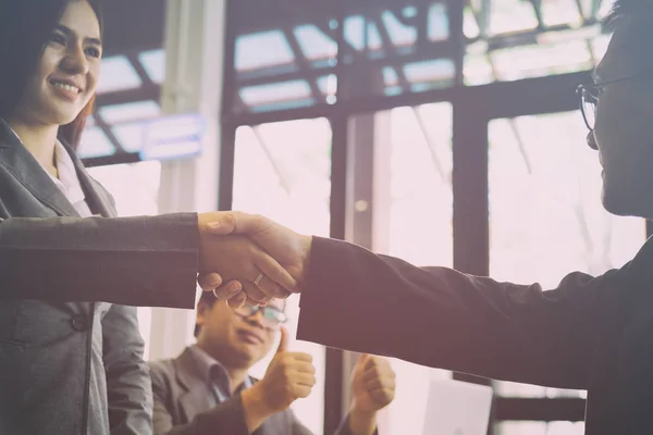 Gente de negocios dándose la mano después de terminar una reunión. Dos. — Foto de Stock