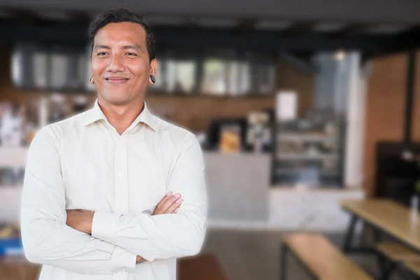 Επιτυχημένη μικρή επιχείρηση ιδιοκτήτης στέκεται στο coffee shop του καφέ — Φωτογραφία Αρχείου