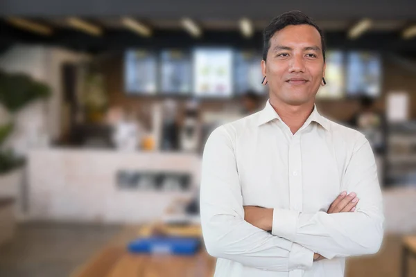 Επιτυχημένη μικρή επιχείρηση ιδιοκτήτης στέκεται στο coffee shop του καφέ — Φωτογραφία Αρχείου