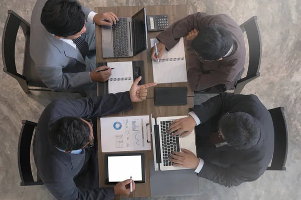 Jóvenes empresarios y emprendedores que se reúnen en torno a la — Foto de Stock