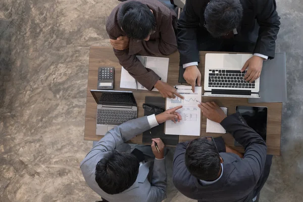 Jóvenes empresarios y emprendedores que se reúnen en torno a la — Foto de Stock