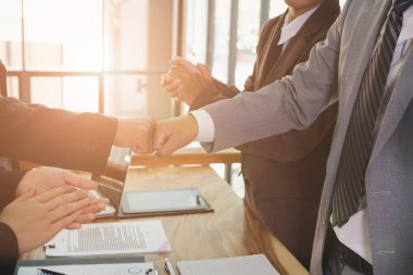 Toplantı bittikten sonra el sıkışan iş adamları. İki 