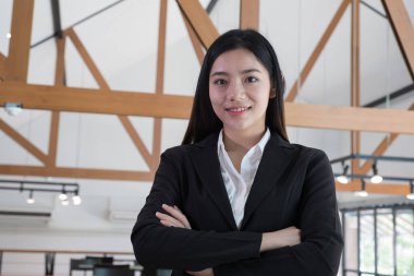 Asya işkadını kameraya gülümseyen katlanmış ellerle. sır