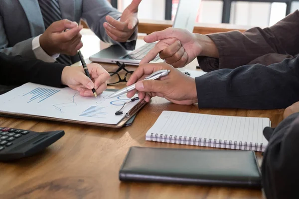 Jóvenes empresarios y empresarios que trabajan en torno a la mesa en — Foto de Stock