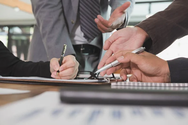 Jóvenes empresarios y empresarios que trabajan en torno a la mesa en — Foto de Stock