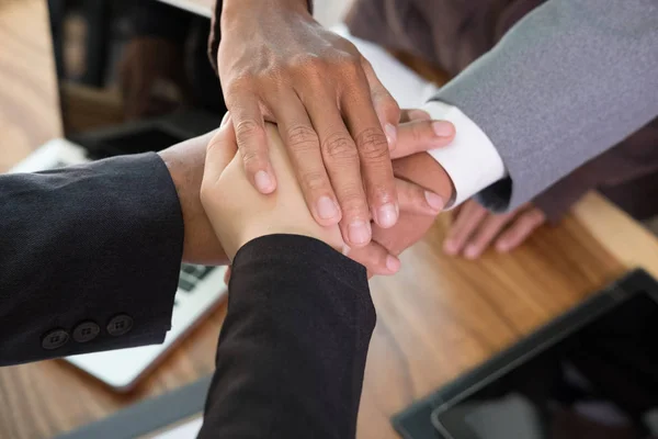 Joven hombre de negocios uniendo la mano, equipo de negocios tocando las manos tog —  Fotos de Stock