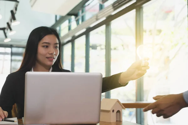 Empresaria muestra bombilla en la oficina moderna. creatividad, id — Foto de Stock