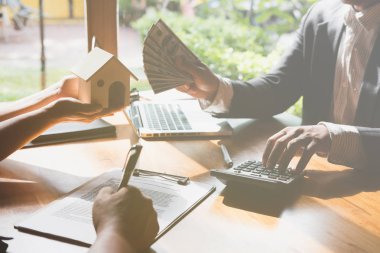 Emlakçı onun müşterileri ile konuş. Emlakçı var bir anlaşmamız wi