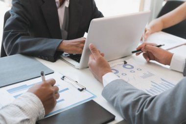 ofiste toplantısı genç iş adamları. Konferans, di