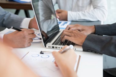 ofiste toplantısı genç iş adamları. Konferans, di