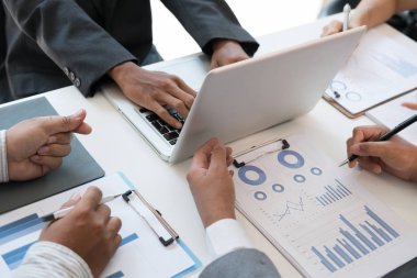 ofiste toplantısı genç iş adamları. Konferans, di