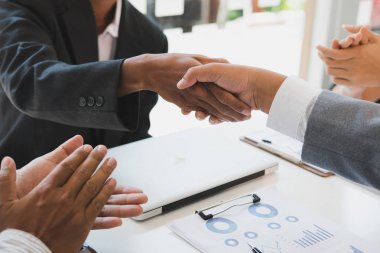 Toplantı bittikten sonra el sıkışan iş adamları. Busi