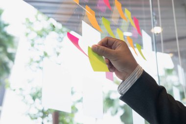 Cam duvar toplantıda yapışkan notlar bakışta işadamı 