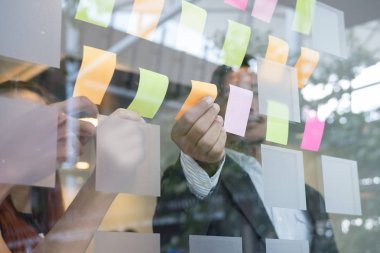 İş takım D'de içinde cam duvar yapışkanlı notlara bak