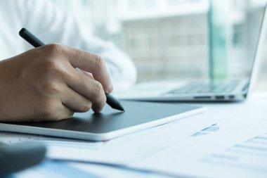 bilgisayar ile çalışan genç grafik tasarımcı. kullanan yaratıcı adam