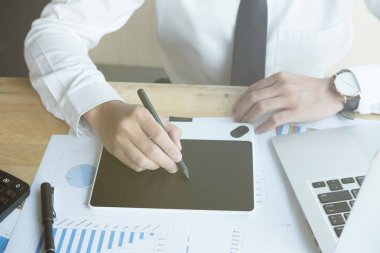 bilgisayar ile çalışan genç grafik tasarımcı. kullanan yaratıcı adam