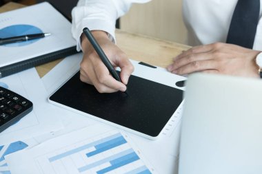 bilgisayar ile çalışan genç grafik tasarımcı. kullanan yaratıcı adam