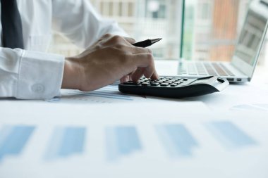 genç işadamı işletme belgesi hesap makinesi ile çalışmaya ve