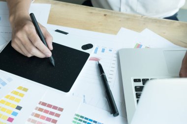 bilgisayar ve renk renk örneği ile çalışan genç grafik tasarımcı. c