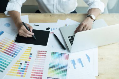 bilgisayar ve renk renk örneği ile çalışan genç grafik tasarımcı. c