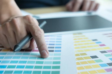 renk örneği ile çalışan genç grafik tasarımcı. yaratıcı adam u