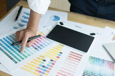 bilgisayar ve renk renk örneği ile çalışan genç grafik tasarımcı. c