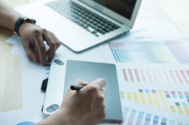 bilgisayar ve renk renk örneği ile çalışan genç grafik tasarımcı. c