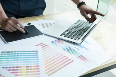 bilgisayar ve renk renk örneği ile çalışan genç grafik tasarımcı. c