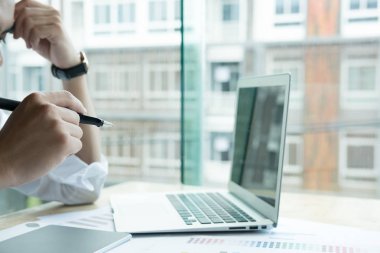 bilgisayar, renk örneği çalışan genç grafik tasarımcı. Crea