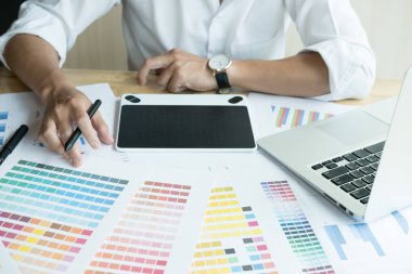 bilgisayar ve renk renk örneği ile çalışan genç grafik tasarımcı. c